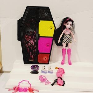 Monster High Skulltimate Secrets Neon Frights Draculaura Doll